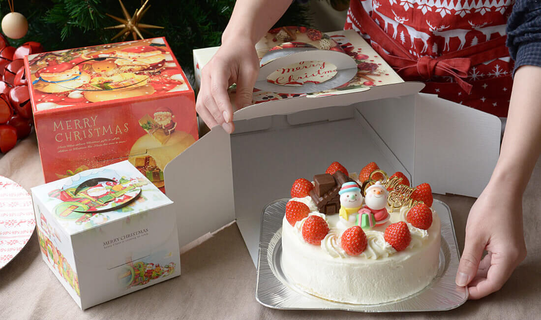 クリスマスケーキとケーキ箱の写真