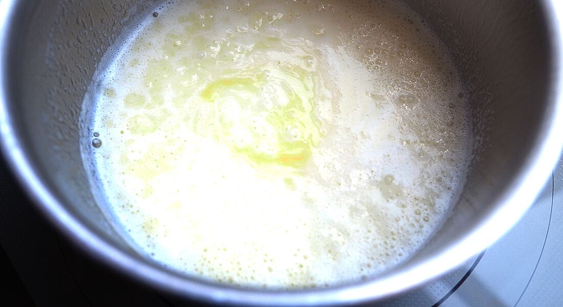鍋の中でバターが溶けて沸騰している写真