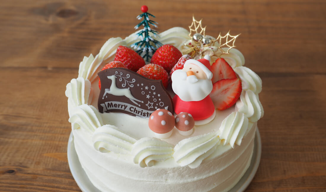 オーナメントを飾ったクリスマスケーキの写真
