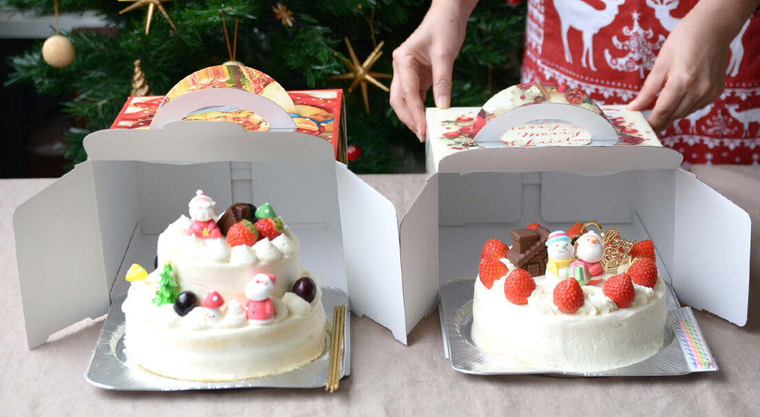 クリスマスケーキとケーキ箱の写真