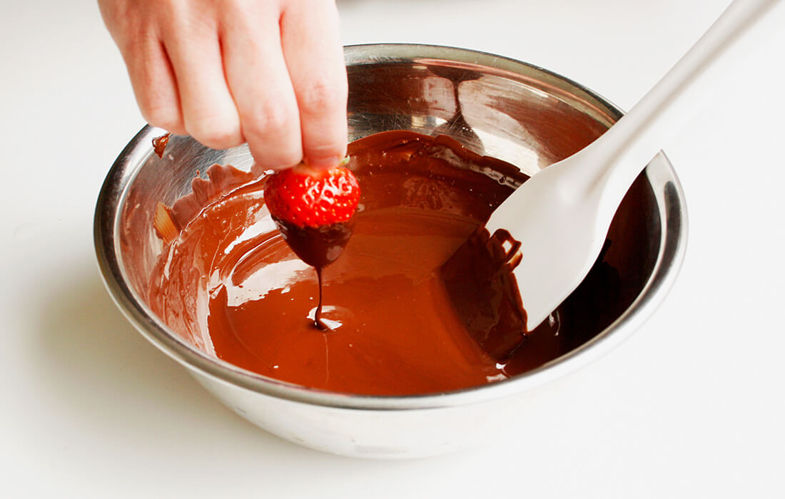 <span>テンパリングをマスターしよう</span>テンパリングをマスターすれば、チョコレートのお菓子の幅がぐっと広がります。</span>