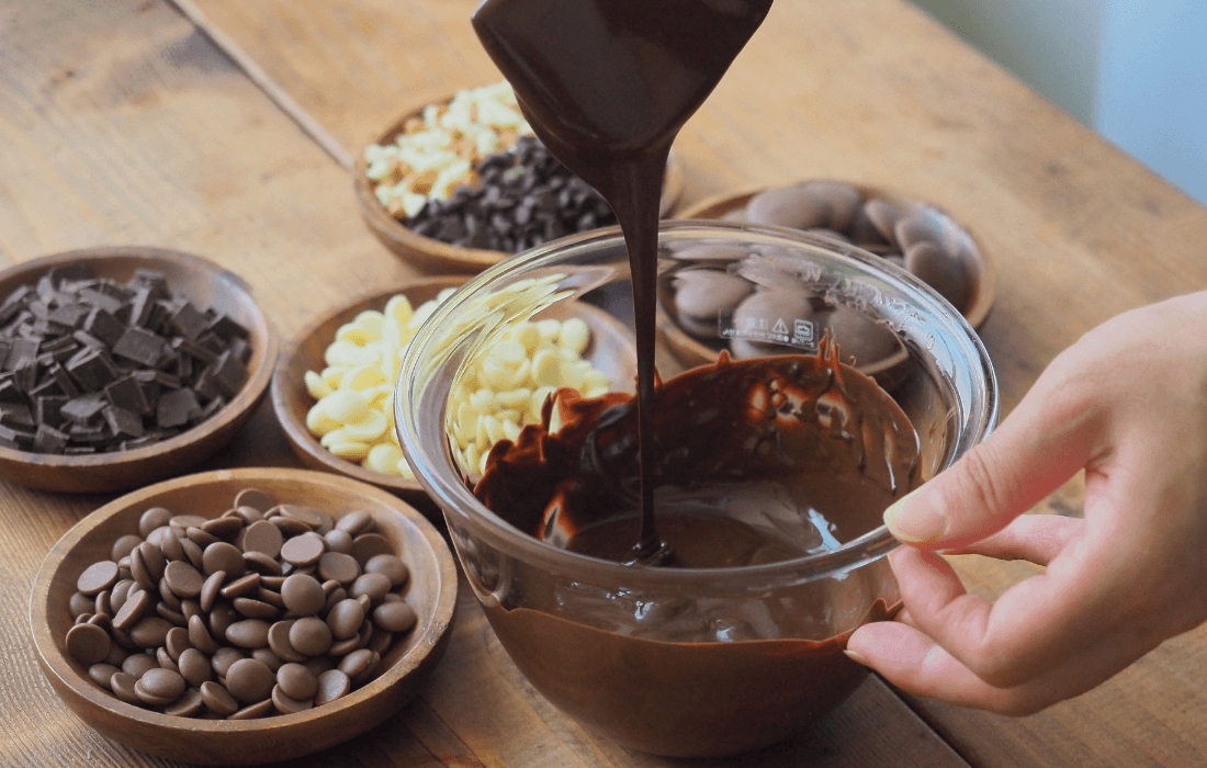 <span>製菓用チョコレート</span>クーベルチュールからチョコチップまで、種類豊富にラインアップ！</span>