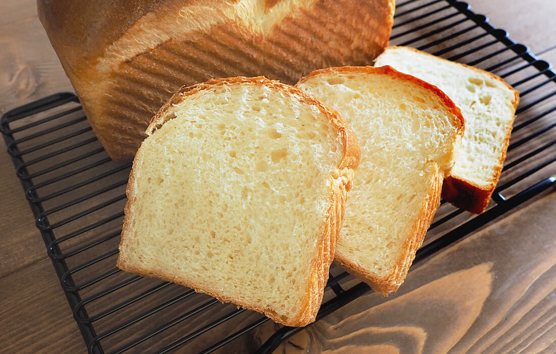 <span>高加水リッチ食パン</span>外はこんがり、中はきめが細かくしっとりとした食パン。