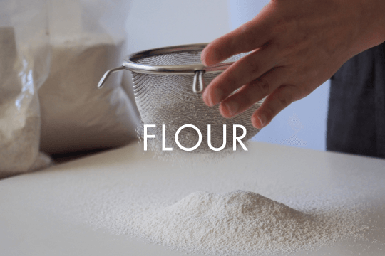 <span>小麦粉</span>強力粉や薄力粉など、国産小麦や人気ブランドを多彩なサイズで展開。</span>