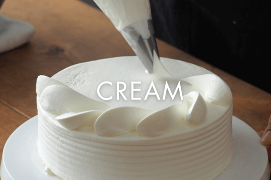 <span>クリーム</span>脂肪分の異なる、動物性・植物性・コンパウンドタイプを各種取り揃え。</span>