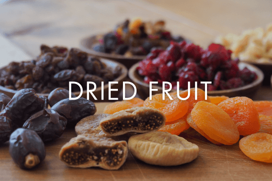 <span>ドライフルーツ</span>レーズン・マンゴーなどのドライフルーツに加え、砂糖漬けや洋酒漬けも。</span>